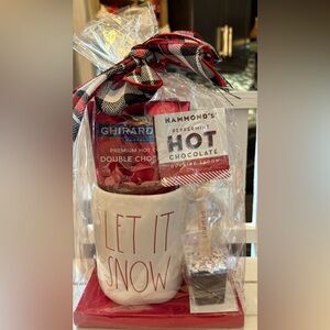 Rae Dunn Holiday Mug Gift Set